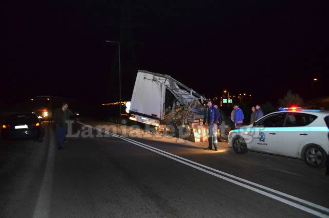 Φθιώτιδα: Έκαναν πλιάτσικο σε νταλίκα με καλλυντικά που τούμπαρε έξω από τη Λαμία [photos] - Φωτογραφία 15