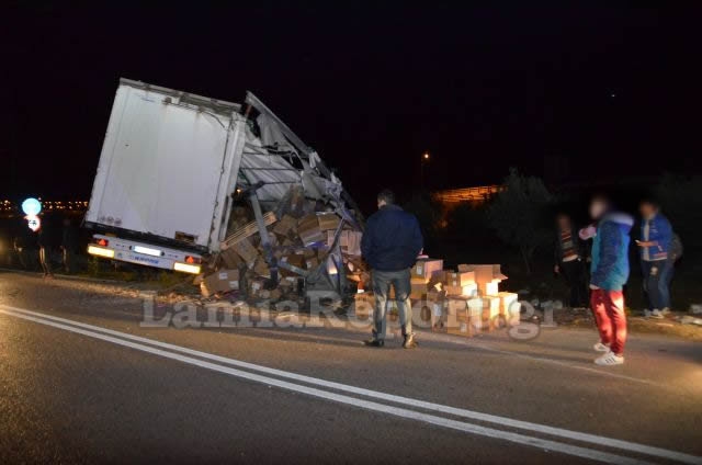 Φθιώτιδα: Έκαναν πλιάτσικο σε νταλίκα με καλλυντικά που τούμπαρε έξω από τη Λαμία [photos] - Φωτογραφία 2