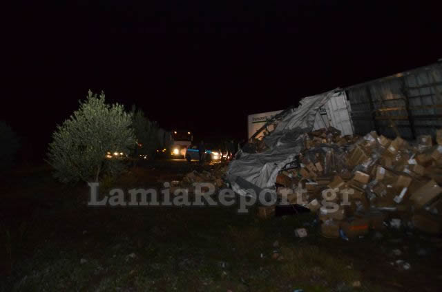 Φθιώτιδα: Έκαναν πλιάτσικο σε νταλίκα με καλλυντικά που τούμπαρε έξω από τη Λαμία [photos] - Φωτογραφία 5