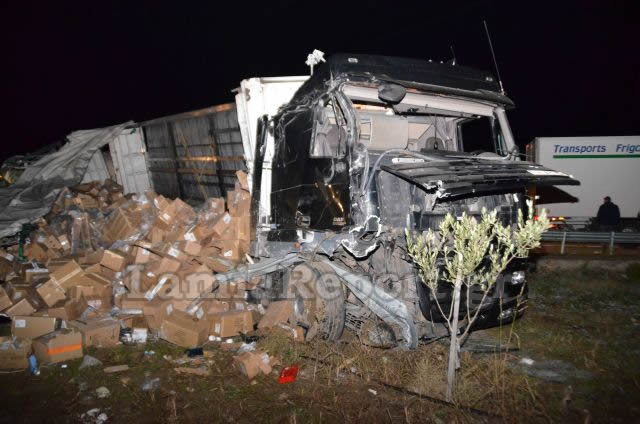 Φθιώτιδα: Έκαναν πλιάτσικο σε νταλίκα με καλλυντικά που τούμπαρε έξω από τη Λαμία [photos] - Φωτογραφία 6