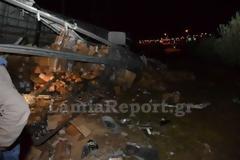 Φθιώτιδα: Έκαναν πλιάτσικο σε νταλίκα με καλλυντικά που τούμπαρε έξω από τη Λαμία [photos]