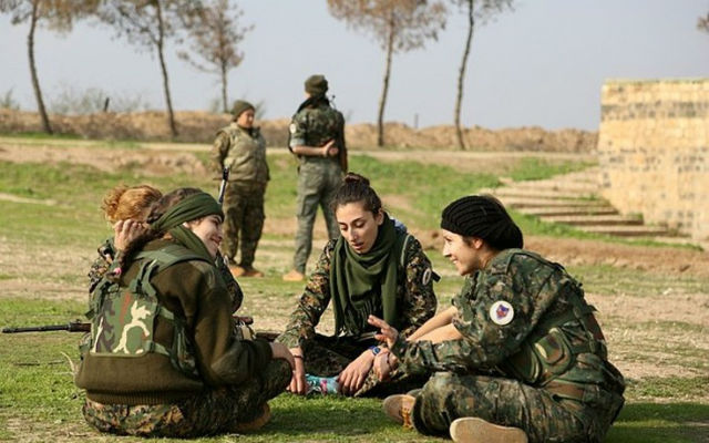 Χριστιανές μητέρες πιάνουν τα καλάσνικοφ και πολεμούν το Ισλαμικό Κράτος (φωτο) - Φωτογραφία 5