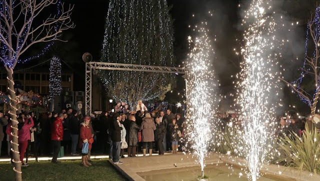 Το έναυσμα να απλωθεί η μαγεία των Χριστουγέννων σε όλη την πόλη έδωσε με το άναμμα του Χριστουγεννιάτικού Δέντρου ο Δήμαρχος Αμαρουσίου Γ. Πατούλης - Φωτογραφία 3