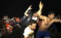 Πετροβόλησαν όχημα του ΠΝ που τους πήγαινε φαγητό παράνομοι μετανάστες! Χάος και στο Ελληνικό