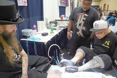 Ένας tattoo artist χωρίς χέρια