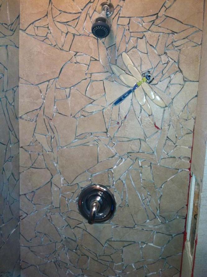 Άρχισε να σπάει τα πλακάκια στο μπάνιο του [photos] - Φωτογραφία 6