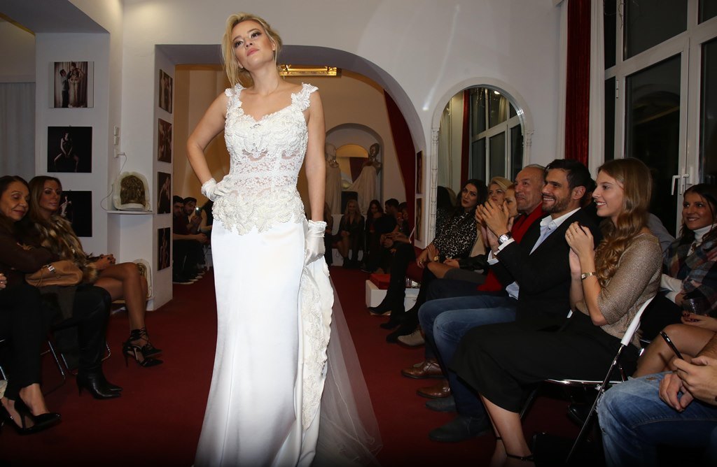 Η Ιλένια νύφη και οι σπόντες του Ουγγαρέζου [video] - Φωτογραφία 2