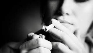 Το ήξερες; Τι κάνει το κάπνισμα στις γυναίκες; - Φωτογραφία 1