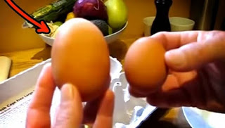Απίστευτο βίντεο: Δείτε τι έχει το αυγό που γέννησε η κότα τους... [video] - Φωτογραφία 1