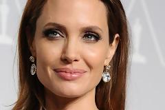Σοκ! Δείτε πώς έχει γίνει η Angelina Jolie... [photos]