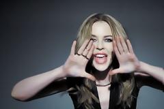 Απίστευτη μεταμόρφωση! Δείτε την Kylie Minogue στα γυρίσματα του Galavant [photos]