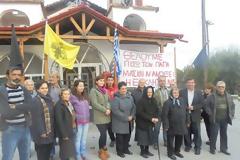 Αγανάκτηση, οργή, πανό και μαύρες σημαίες στη μικρή μηλιά για την απομάκρυνση του πάπα-Γιώργη