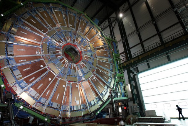 Το CERN έχει ενδείξεις για «μυστηριώδες» νέο σωματίδιο - Φωτογραφία 2