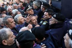 ΑΛΛΟΙ ΧΟΡΕΥΟΥΝ ΣΤΗΝ ΠΙΣΤΑ ΚΑΙ ΑΛΛΟΙ ΣΤΟ...ΤΑΨΙ!