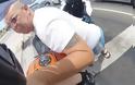 Μοτοσικλετιστής κατέγραψε την στιγμή που του επιτέθηκε ένας έξαλλος οδηγός (Video)