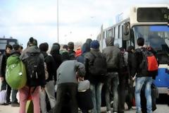 Ανοίγουν και στρατόπεδα για τη μεταφορά μεταναστών