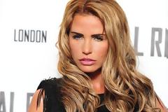 Δείτε πως κυκλοφορεί την 8χρονη κόρη της η Katie Price μετά το άγριο κράξιμο για το έντονο μακιγιάζ... [photos]