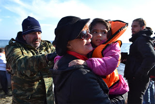 Χίλια μπράβο! Η Susan Saranton βρίσκεται στη Μυτιλήνη και βοηθάει τους πρόσφυγες... [photos] - Φωτογραφία 1