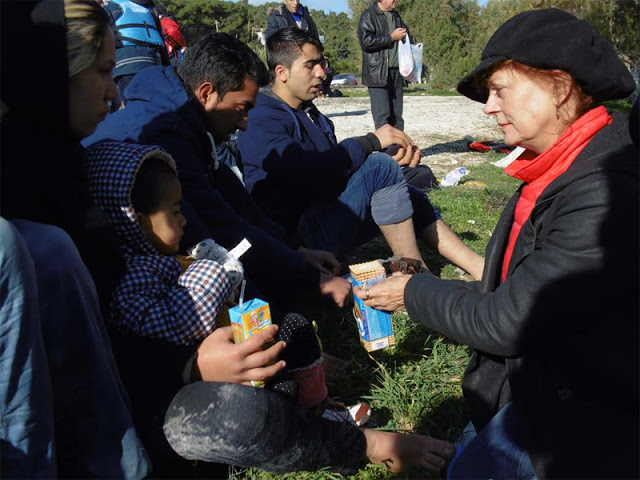 Χίλια μπράβο! Η Susan Saranton βρίσκεται στη Μυτιλήνη και βοηθάει τους πρόσφυγες... [photos] - Φωτογραφία 3