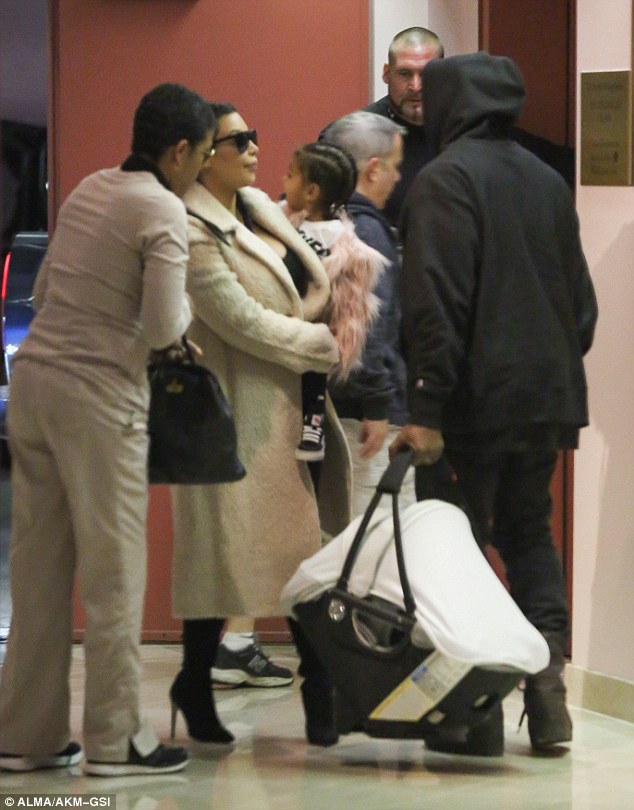 Η οικογένεια West στην πρώτη της δημόσια εμφάνιση με το νέο της μέλος [photos] - Φωτογραφία 2