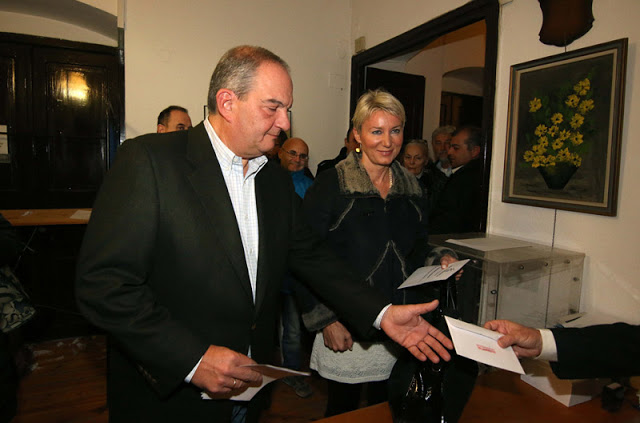 Εκλογές ΝΔ: Ψήφισε ο Κώστας Καραμανλής με τη σύζυγό του... [photo] - Φωτογραφία 2