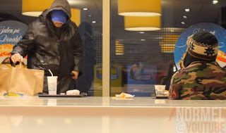 Αυτός ο άστεγος κλέβει φαγητό... Τι θα κάνουν οι υπόλοιποι; [video] - Φωτογραφία 1