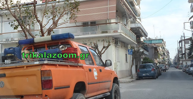 Απίστευτη εικόνα: Επαγγελματικό ΙΧ με φάρο της αστυνομίας στα Τρίκαλα - Φωτογραφία 2