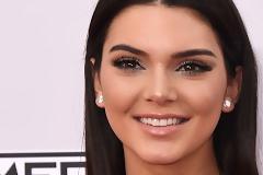 Δείτε την Kendall Jenner χωρίς μακιγιάζ σε βόλτα με την κολλητή της.. [photos]