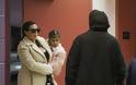 Δείτε την πρώτη βόλτα της Kim Kardashian με τα παδιά και τον άντρα της μετά τη γέννα... [photos] - Φωτογραφία 2