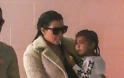 Δείτε την πρώτη βόλτα της Kim Kardashian με τα παδιά και τον άντρα της μετά τη γέννα... [photos] - Φωτογραφία 3