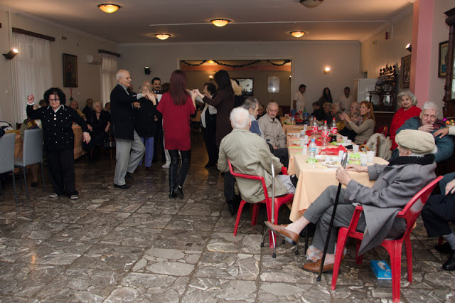 Παράθεση γεύματος στο Γηροκομείο Αθηνών από την ΠΑ - Φωτογραφία 7