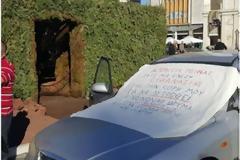 Σε απόγνωση ο πατέρας παραπληγικού κοριτσιού - Απεργία πείνας μπροστά στην φάτνη της πλατείας Γεωργίου στην Πάτρα [ΤΡΑΓΙΚΕΣ ΕΙΚΟΝΕΣ]