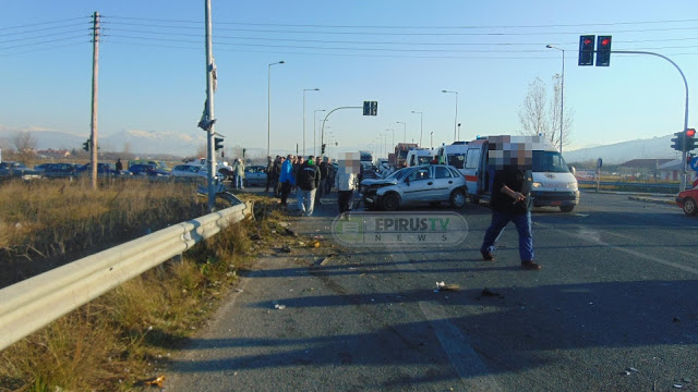 ΙΩΑΝΝΙΝΑ: Σφοδρή σύγκρουση 2 οχημάτων στην περιφερειακή οδό - Τέσσερα άτομα στο νοσοκομείο [photos] - Φωτογραφία 7