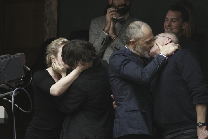 ΔΕΙΤΕ: Το πρώτο ομόφυλο φιλί μέσα στη Βουλή [photos] - Φωτογραφία 2