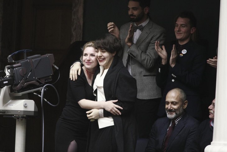 ΔΕΙΤΕ: Το πρώτο ομόφυλο φιλί μέσα στη Βουλή [photos] - Φωτογραφία 7