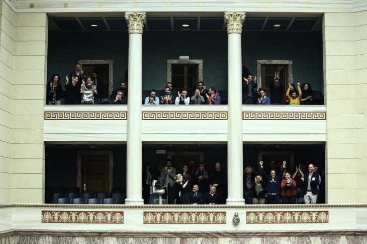 ΔΕΙΤΕ: Το πρώτο ομόφυλο φιλί μέσα στη Βουλή [photos] - Φωτογραφία 9