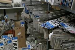 Τρέχουν να παραδώσουν τις πινακίδες για να μην πληρώσουν τα… τέλη