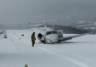 Μικρό αεροσκάφος κατέπεσε μέσα στο χιόνι - Φωτογραφία 1