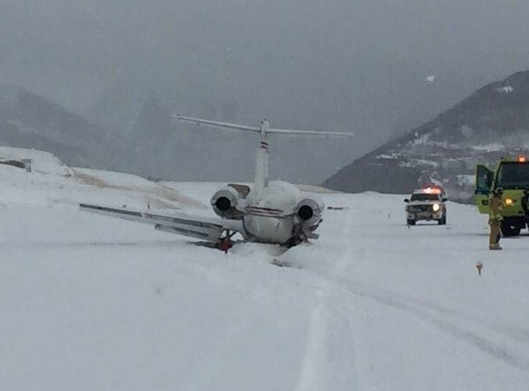 Μικρό αεροσκάφος κατέπεσε μέσα στο χιόνι - Φωτογραφία 3