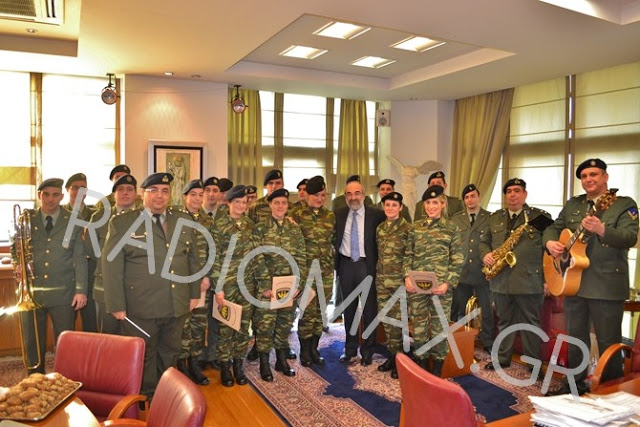 Τα έψαλε στους πολιτικούς η Μπάντα της 12ης Μεραρχίας - Φωτογραφία 1