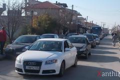 Αυξημένη κίνηση και εορταστικές ουρές στα ελληνοτουρκικά σύνορα στον Έβρο [photos]