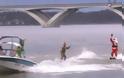 Τρομερό βίντεο: Δείτε τον Άγιο Βασίλη να κάνει θαλάσσιο σκι και να μοιράζει δώρα... [video]