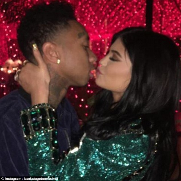 Το Χριστουγεννιάτικο φιλί της Kylie Jenner στο αγόρι της... [photo] - Φωτογραφία 2