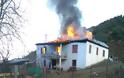 Πυρκαγιά κατέστρεψε ολοσχερώς οικία στον Αμάραντο - Κινδύνεψαν παππούς και εγγονός [photos]