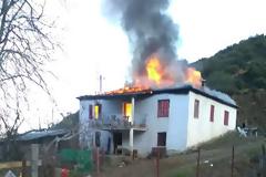 Πυρκαγιά κατέστρεψε ολοσχερώς οικία στον Αμάραντο - Κινδύνεψαν παππούς και εγγονός [photos]