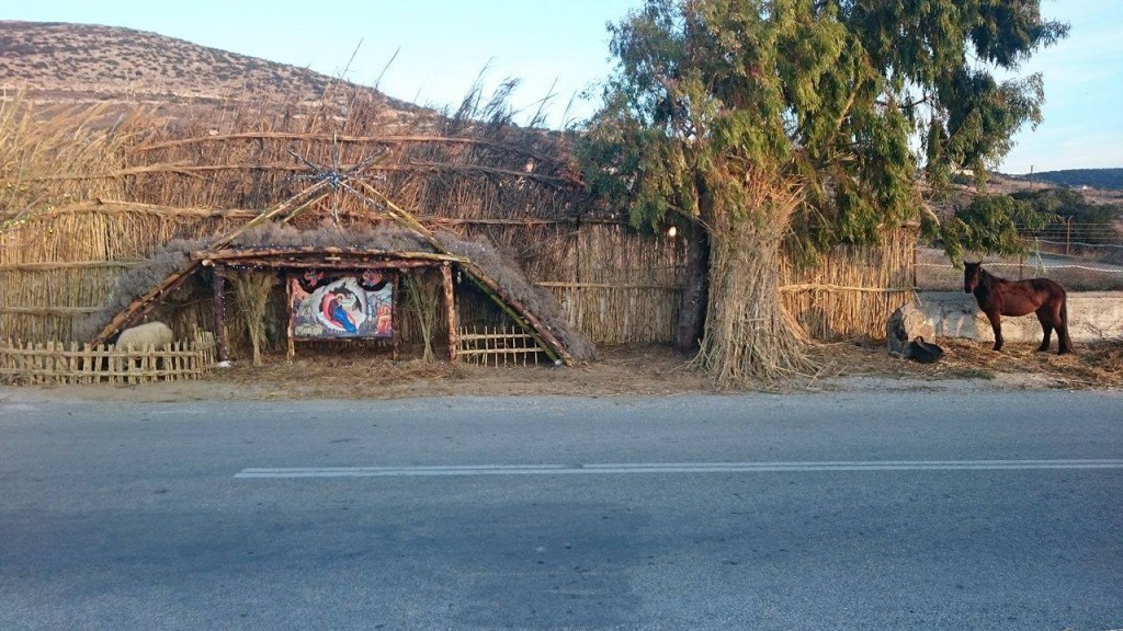 Με δεμένα τα πόδια ζωντανό ντεκόρ μέσα στη φάτνη στο Καστράκι της Νάξου [photos] - Φωτογραφία 2