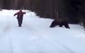 Απίστευτος ο τύπος! Του επιτέθηκε αρκούδα και εκείνος... [video]