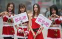Ποιο είναι το δώρο που δίνουν αυτά τα κορίτσια στους περαστικούς στην Κίνα;