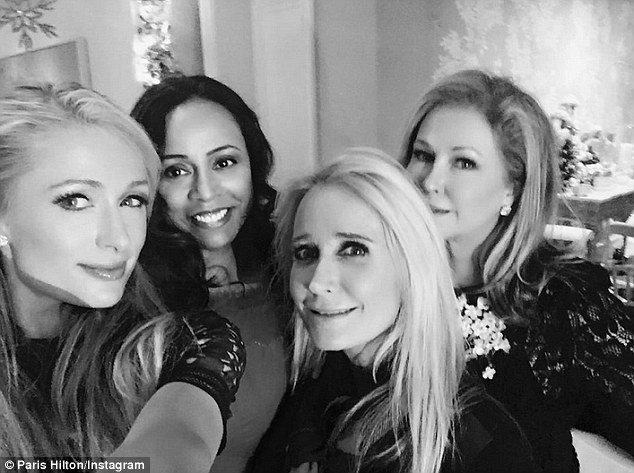 Δείτε την οικογενειακή selfie της Paris Hilton από τα Χριστούγεννα... [photo] - Φωτογραφία 2
