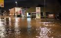 Σοκαριστικές εικόνες από τη Μεγάλη Βρετανία: Πλημμύρισε σχεδόν όλη η χώρα... [photos] - Φωτογραφία 3